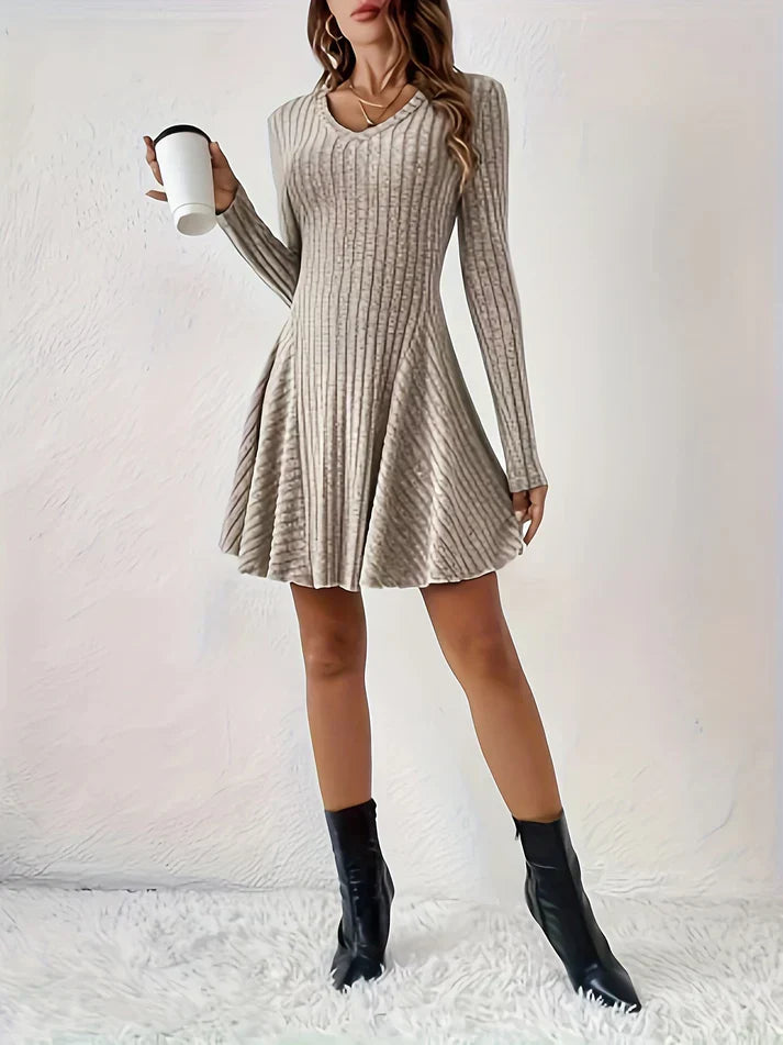 Elegante vestido de manga larga con cuello en V acanalado para mujer, ideal para cualquier ocasión.