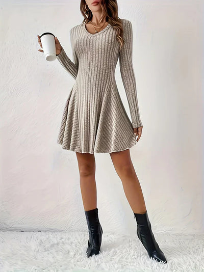 Elegante vestido de manga larga con cuello en V acanalado para mujer, ideal para cualquier ocasión.
