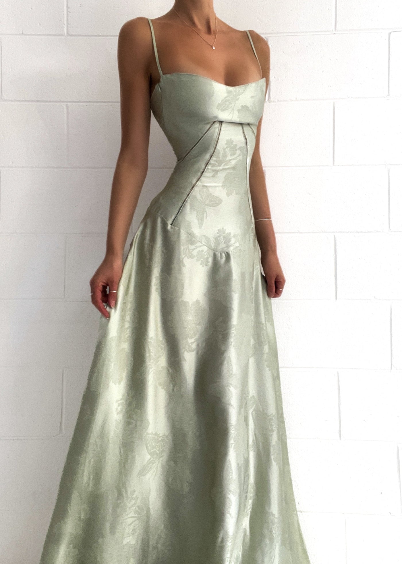 Maxi-abito in raso | Spalline e design curvo | Glamour elegante