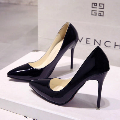 Elegantes tacones altos puntiagudos para el verano.