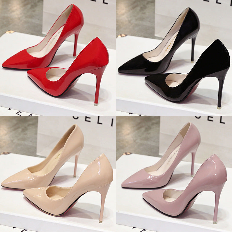Elegantes tacones altos puntiagudos para el verano.