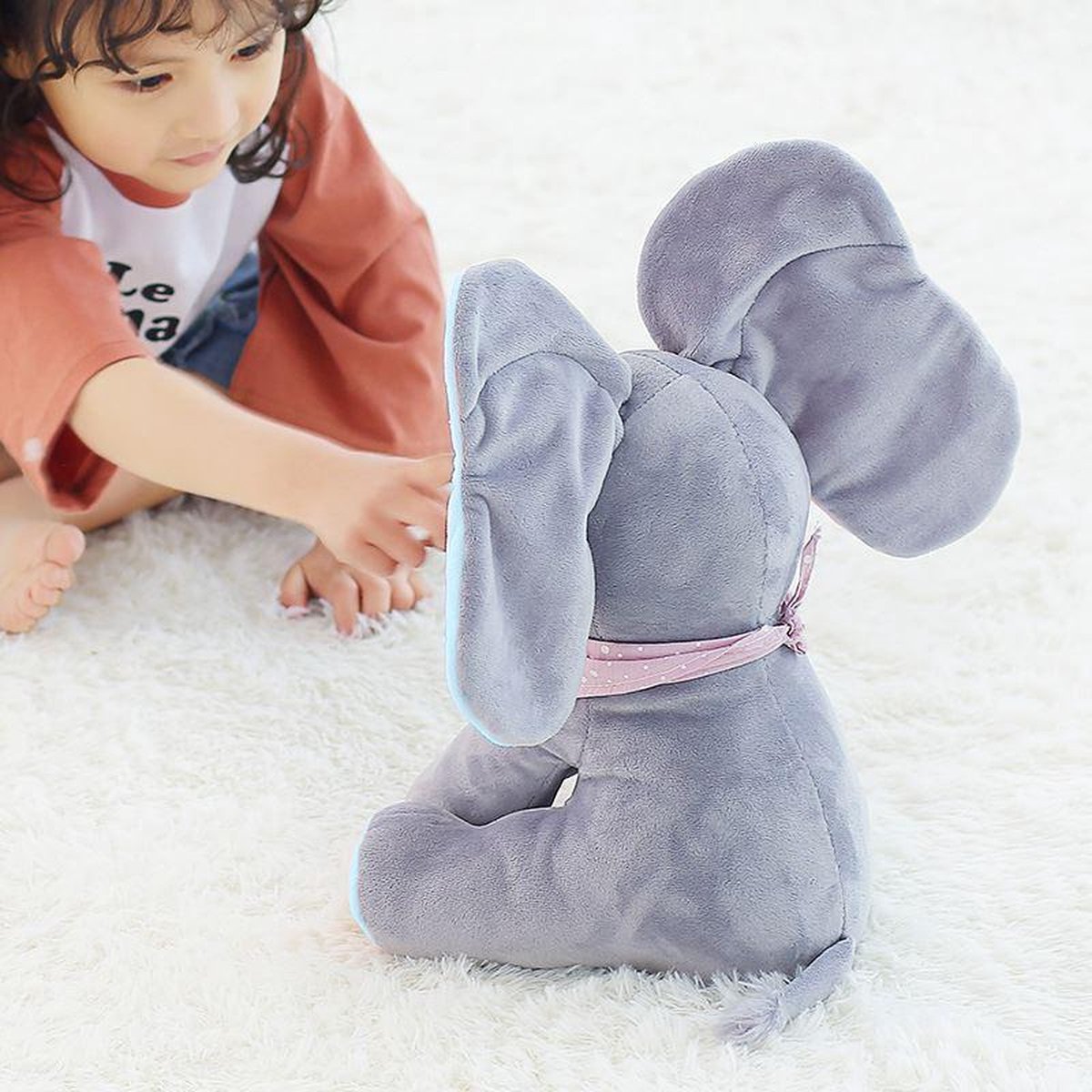 Canta e gioca con i peluche degli elefanti