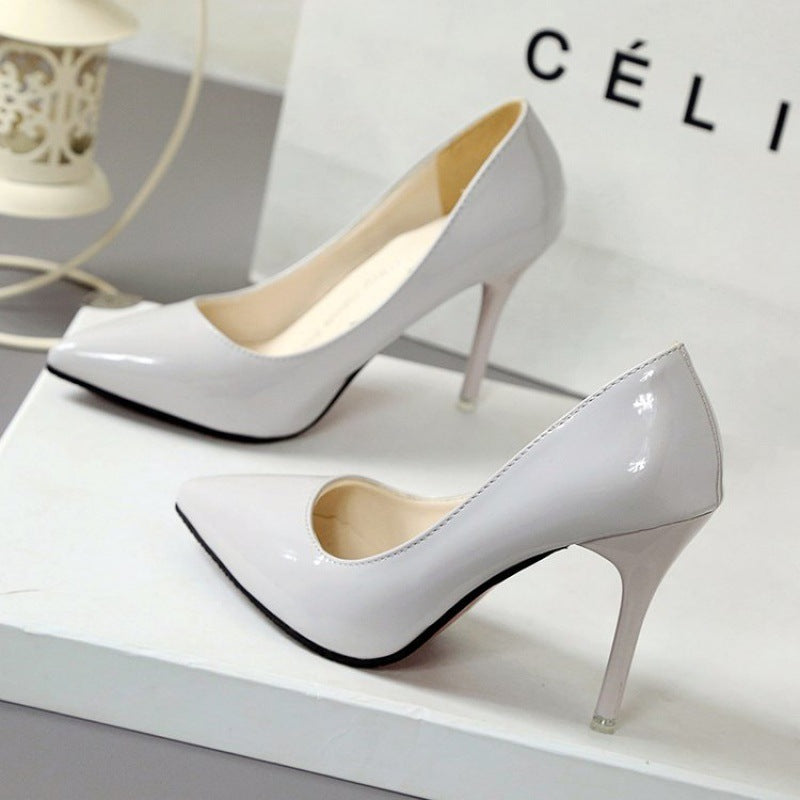 Elegantes tacones altos puntiagudos para el verano.