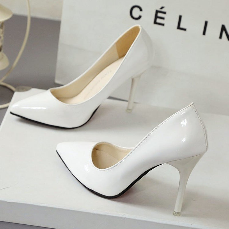 Elegantes tacones altos puntiagudos para el verano.