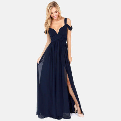 Abito da donna elegante con spalla scoperta e maxi spacco