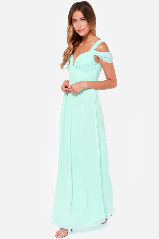 Abito da donna elegante con spalla scoperta e maxi spacco