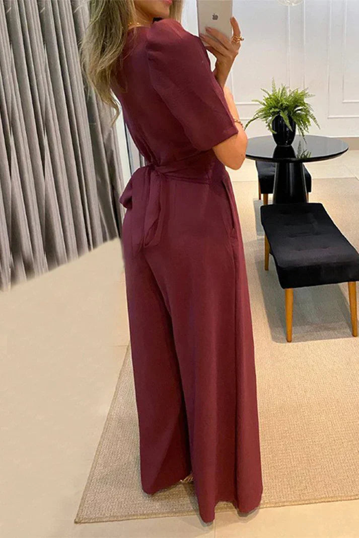 Elegante mono de mujer de pierna ancha, manga corta y escote en pico, ideal para el verano.