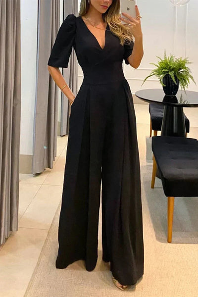 Elegante mono de mujer de pierna ancha, manga corta y escote en pico, ideal para el verano.