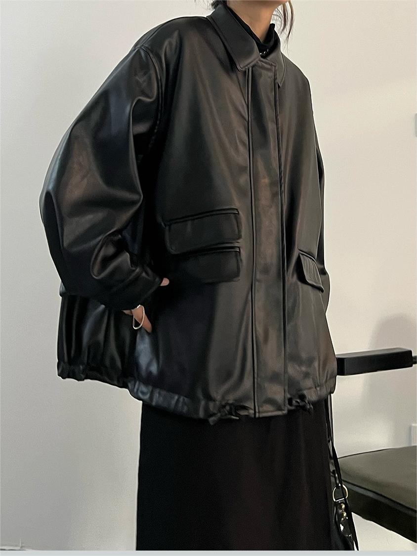 Chaqueta oversize de piel vegana negra con cierre de cremallera