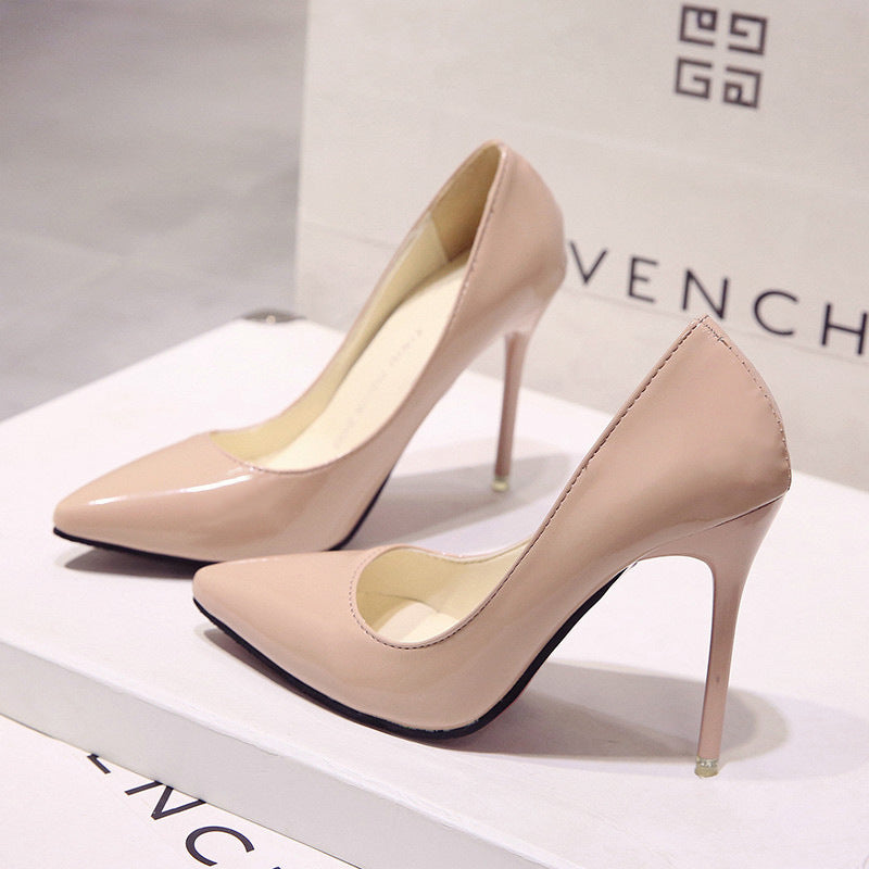 Elegantes tacones altos puntiagudos para el verano.