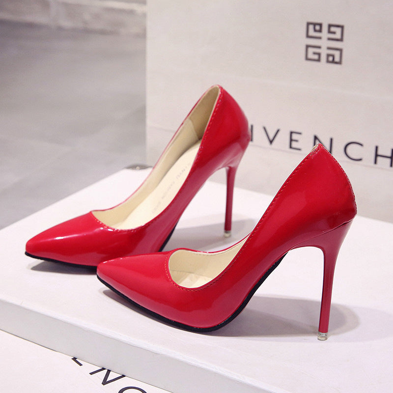 Elegantes tacones altos puntiagudos para el verano.