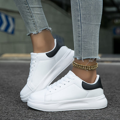 Zapatillas blancas de piel para mujer
