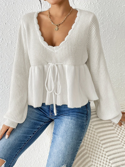 Pull blanc avec cordon de serrage et volants sur l'ourlet