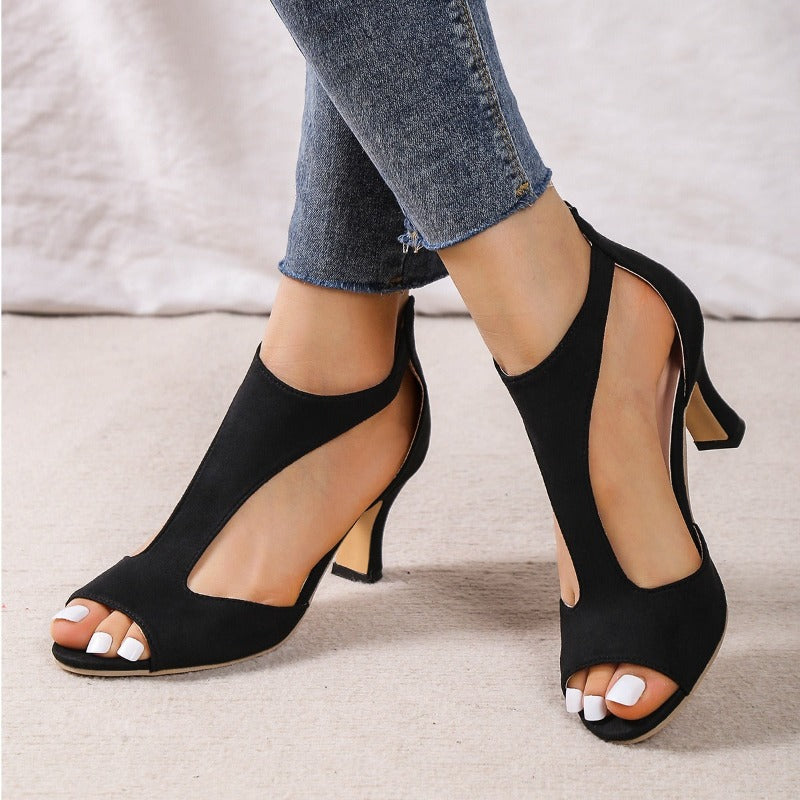 Océane Dubois | Tacones altos de moda que sujetan el pie