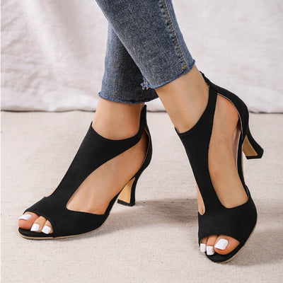 Océane Dubois | Tacones altos de moda que sujetan el pie
