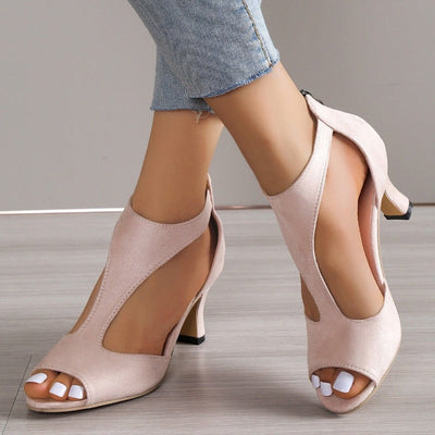 Océane Dubois | Tacones altos de moda que sujetan el pie