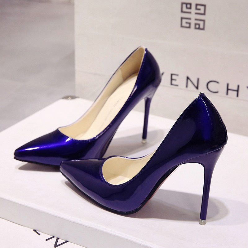 Elegantes tacones altos puntiagudos para el verano.