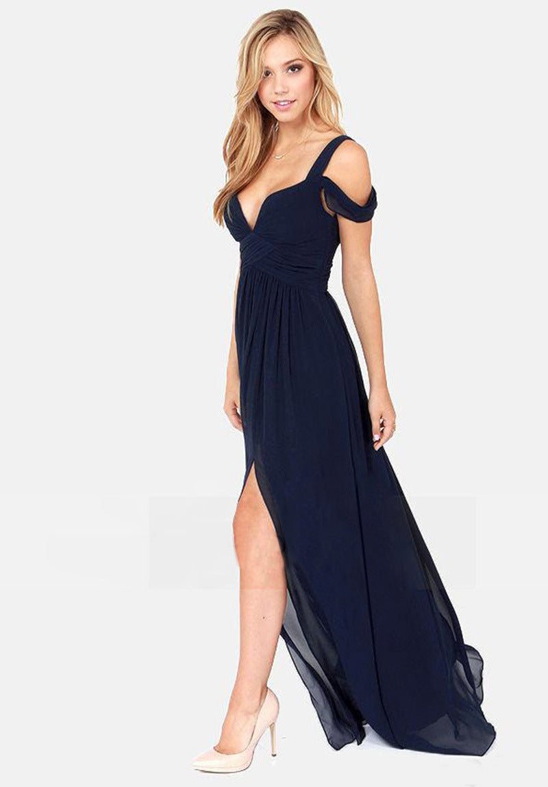 Abito da donna elegante con spalla scoperta e maxi spacco