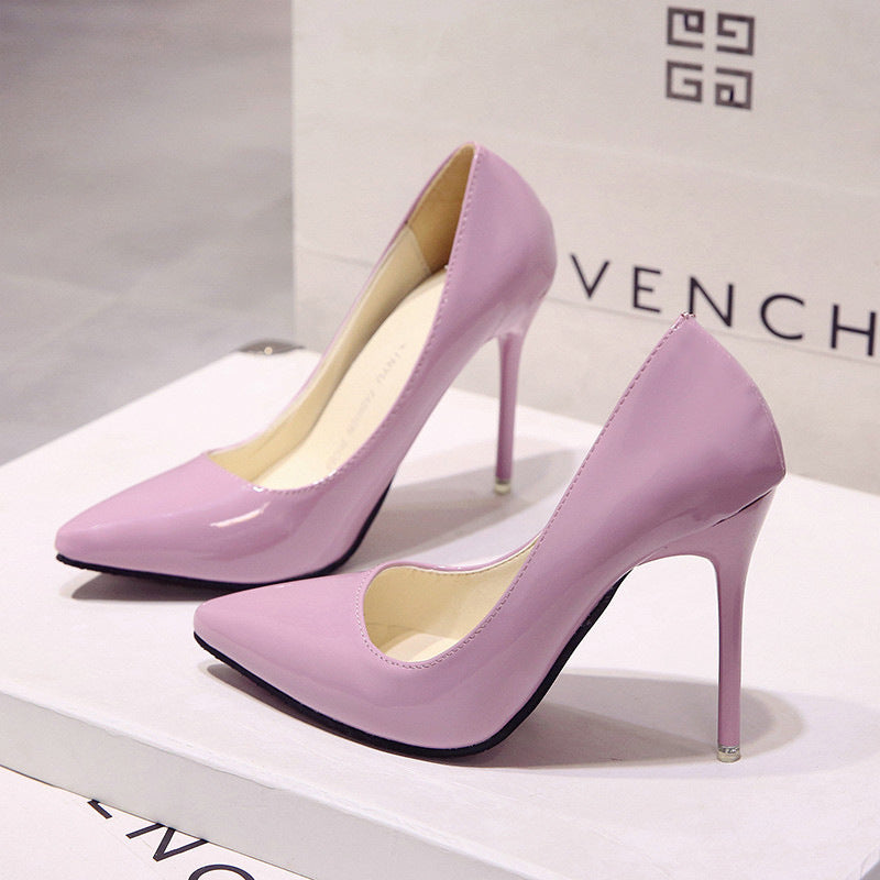 Elegantes tacones altos puntiagudos para el verano.