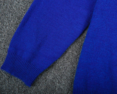 Suéter de cuello redondo azul liso con mangas largas