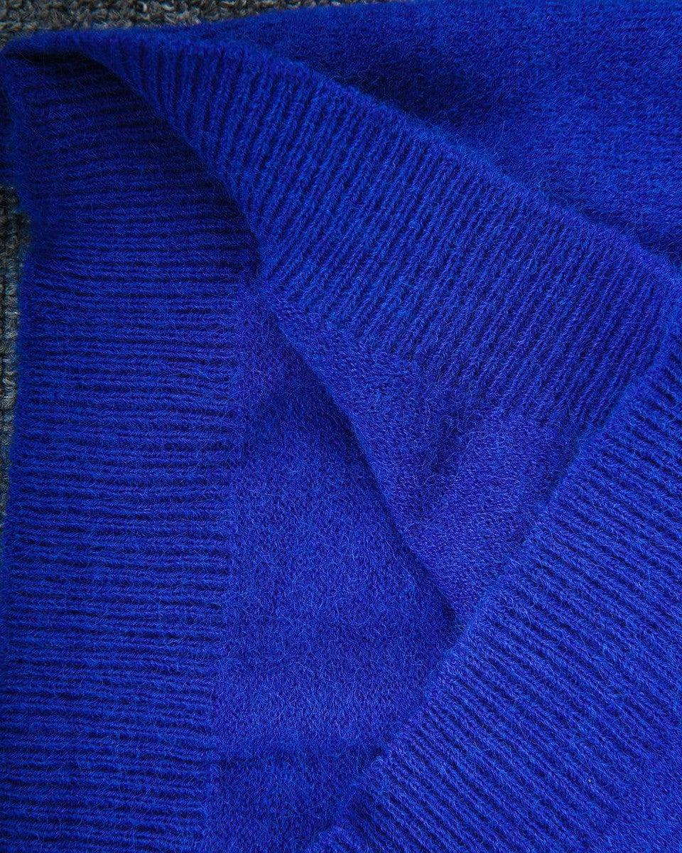 Suéter de cuello redondo azul liso con mangas largas