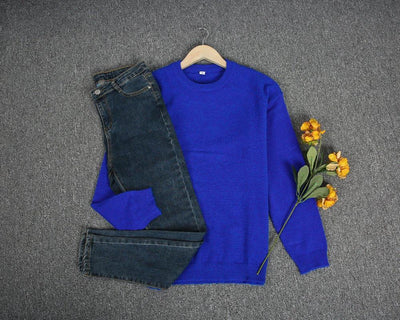 Suéter de cuello redondo azul liso con mangas largas