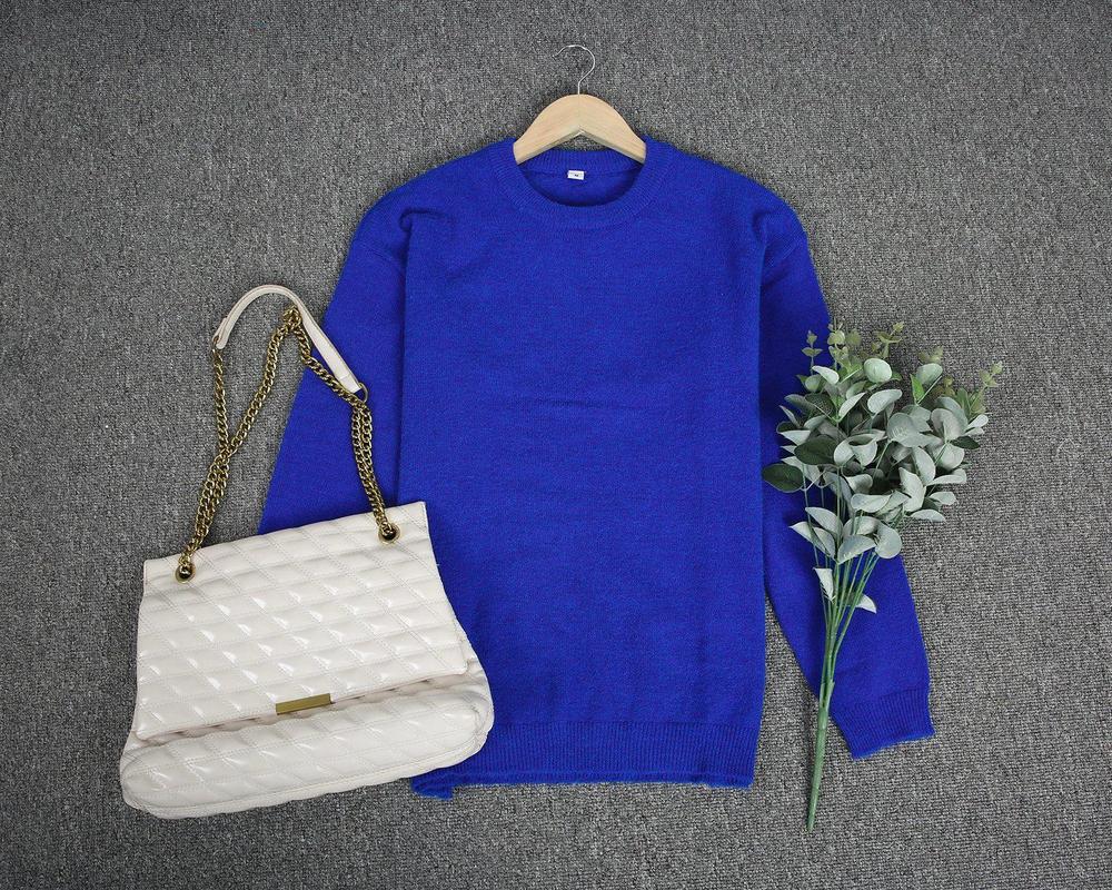 Suéter de cuello redondo azul liso con mangas largas