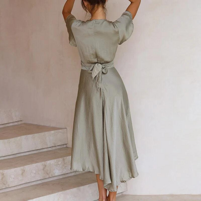 Abito midi da donna alla moda con profonda scollatura a V e tagli per l'estate