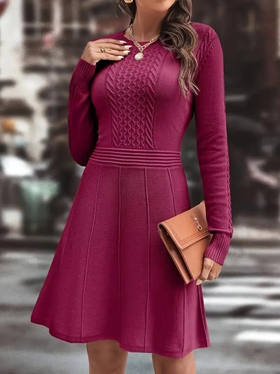 Vestido cómodo con escote redondo y ajuste elástico. 