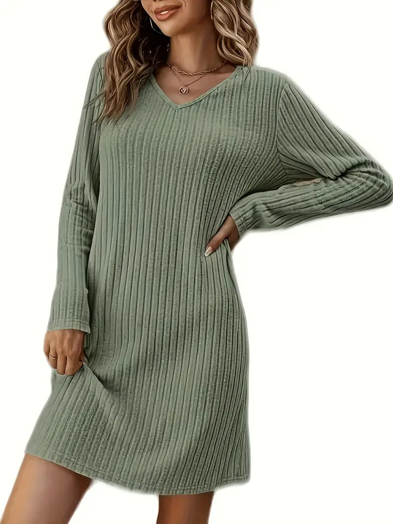 Vestido sencillo y elegante con escote en pico acanalado. 