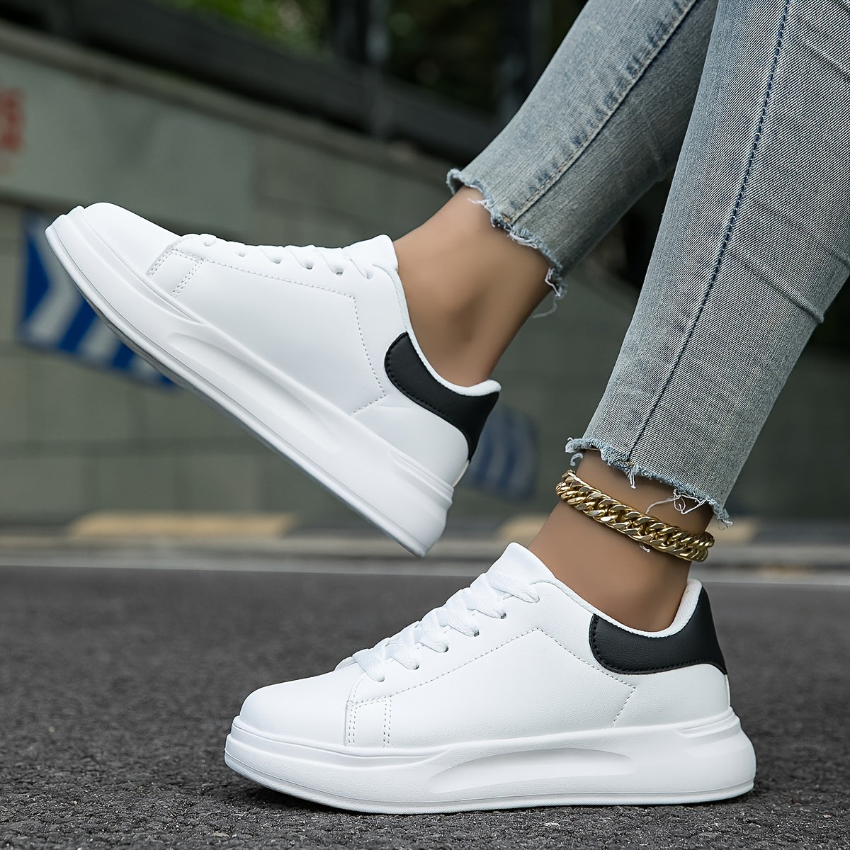 Zapatillas blancas de piel para mujer
