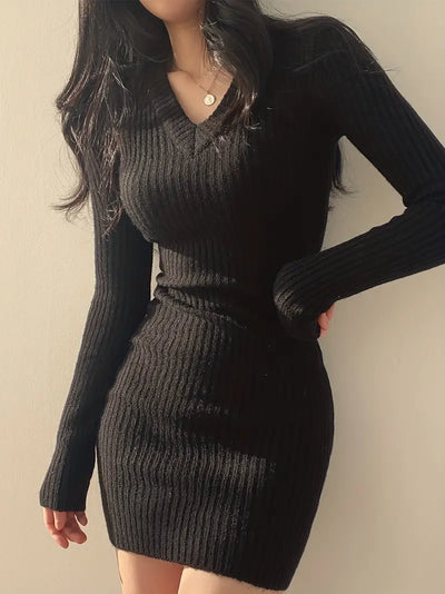 Vestido moderno de manga larga en punto de color liso. 
