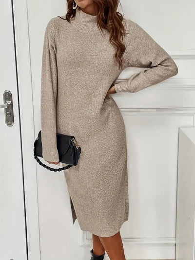 Elegante vestido de punto de cuello alto - vestido midi ajustado con abertura