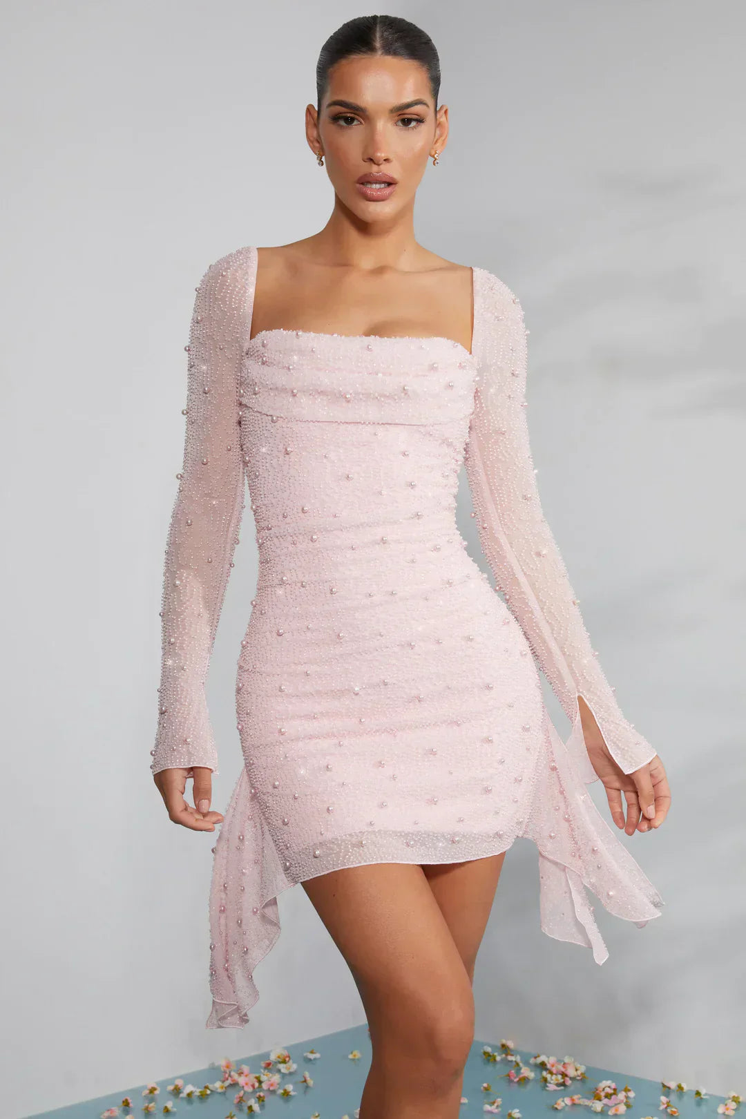 Mini-robe à manches longues avec col décoré