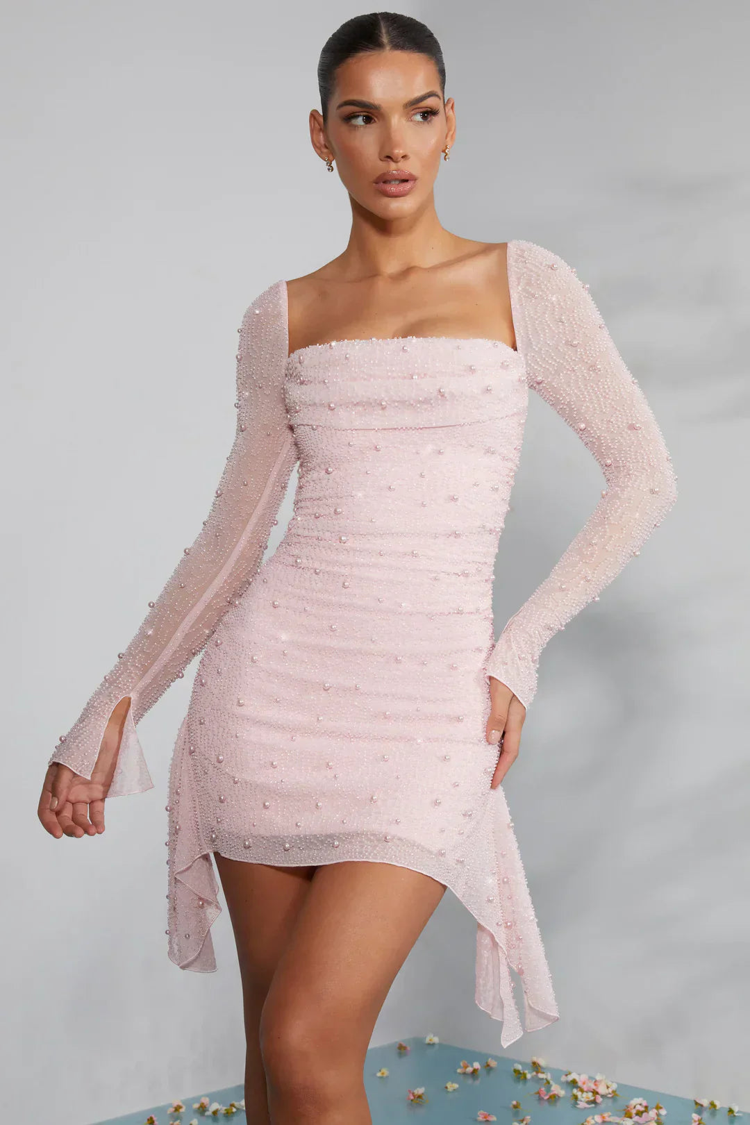 Mini-robe à manches longues avec col décoré