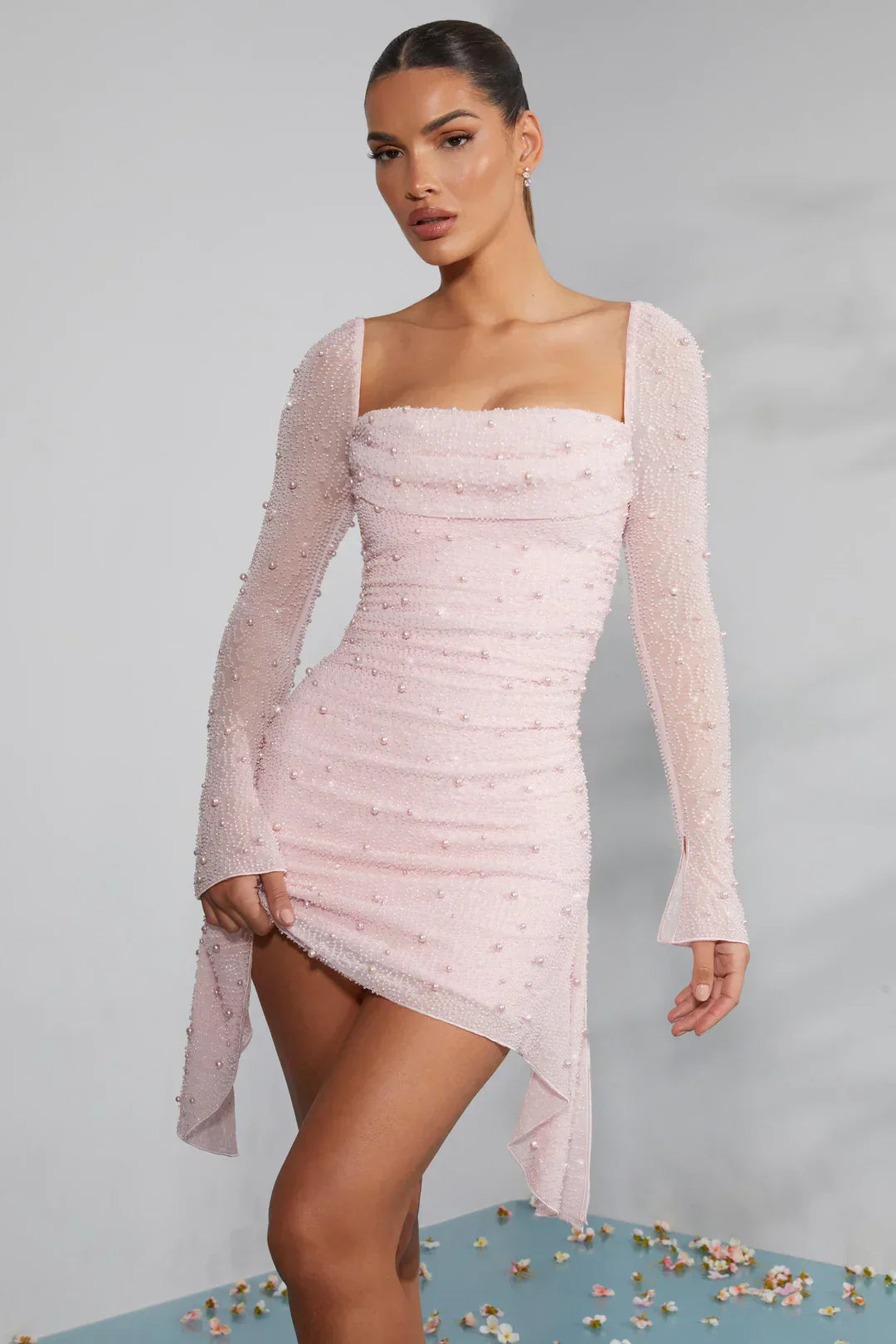 Mini-robe à manches longues avec col décoré