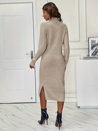 Elegante vestido de punto de cuello alto - vestido midi ajustado con abertura