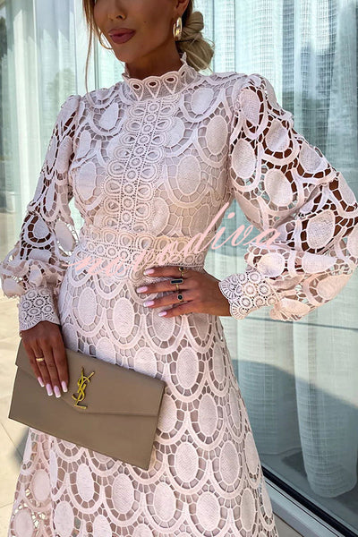 Abito midi in pizzo da donna - Elegante abito a collo alto con maniche lunghe a sbuffo