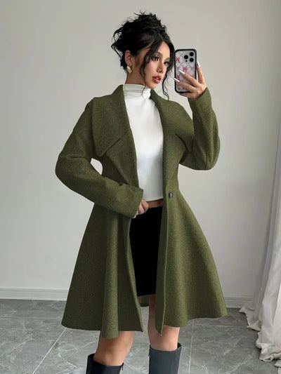Elegante abrigo cruzado de mujer: cuello alto, mangas largas.