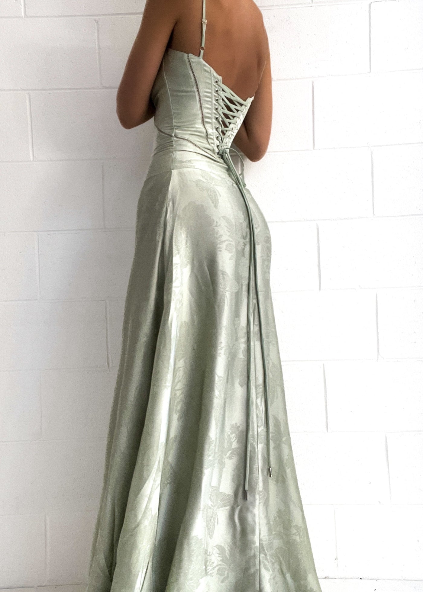 Maxi-abito in raso | Spalline e design curvo | Glamour elegante
