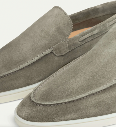 Mocasines elegantes de piel para hombre: cómodos y a la moda.