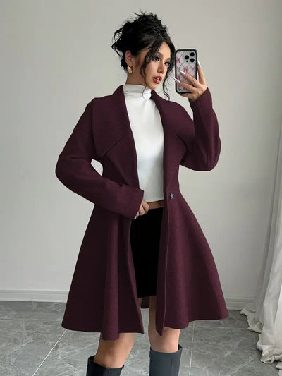 Elegante abrigo cruzado de mujer: cuello alto, mangas largas.