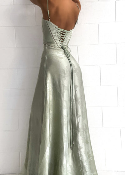 Maxi-abito in raso | Spalline e design curvo | Glamour elegante