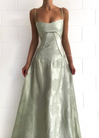 Maxi-abito in raso | Spalline e design curvo | Glamour elegante