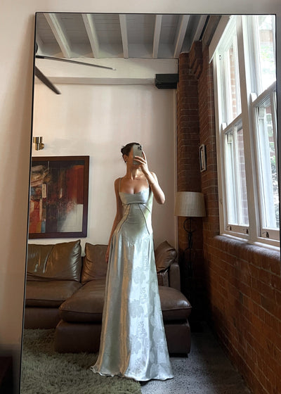 Maxi-abito in raso | Spalline e design curvo | Glamour elegante