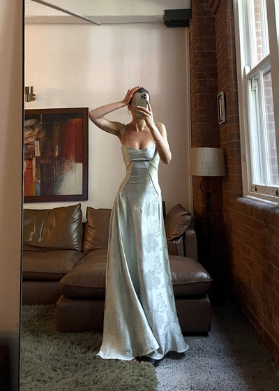Maxi-abito in raso | Spalline e design curvo | Glamour elegante