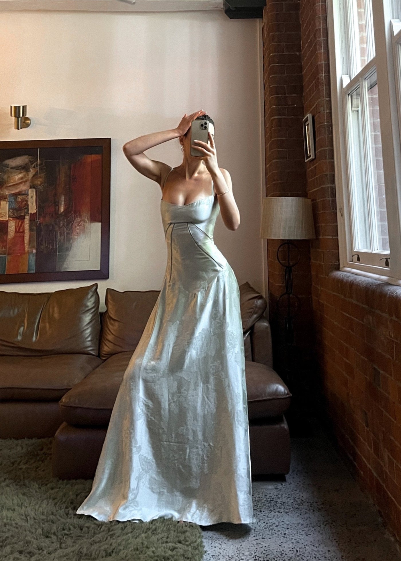 Maxi-abito in raso | Spalline e design curvo | Glamour elegante