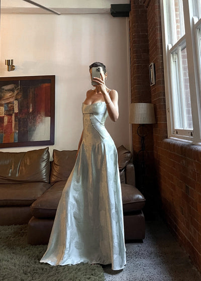 Maxi-abito in raso | Spalline e design curvo | Glamour elegante