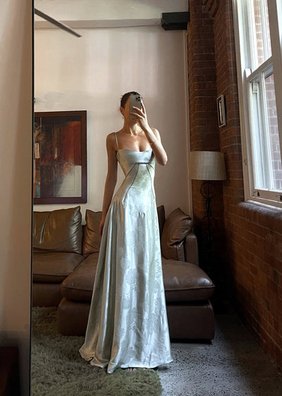 Maxi-abito in raso | Spalline e design curvo | Glamour elegante