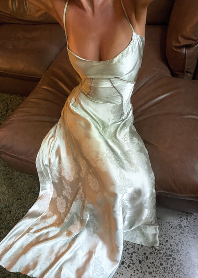 Maxi-abito in raso | Spalline e design curvo | Glamour elegante